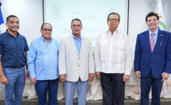 Ejecutivos de ambas entidades durante el encuentro. Fuente externa