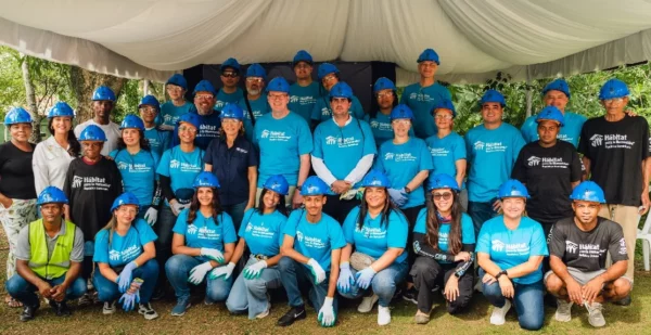 Ejecutivos de la entidad durante la jornada social. Fuente externa