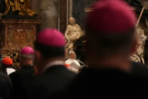 El papa León XIV dirige una meditación con los participantes en el Jubileo de los obispos, en el interior de la Basílica de San Pedro, en el Vaticano, el 25 de junio de 2025.