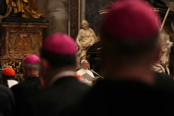 El papa León XIV dirige una meditación con los participantes en el Jubileo de los obispos, en el interior de la Basílica de San Pedro, en el Vaticano, el 25 de junio de 2025.