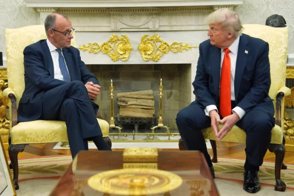 El presidente estadounidense Donald Trump con el canciller alemán Friedrich Merz en la Oficina Oval en la Casa Blanca en Washington el 5 de junio del 2025.