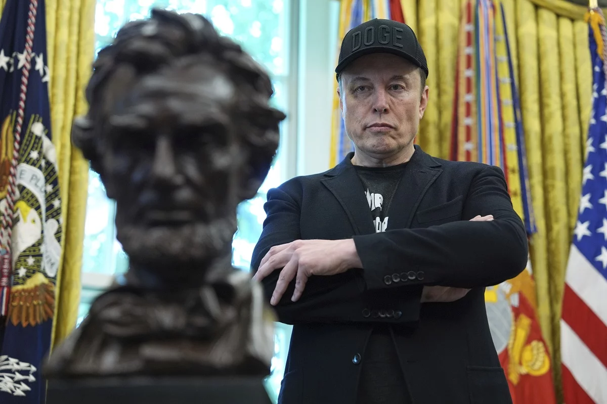 Elon Musk en brazos