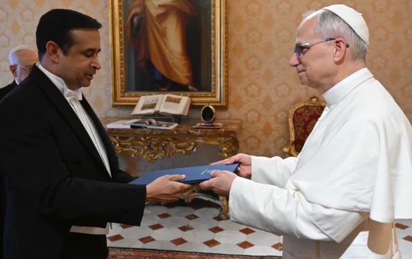 Embajador Víctor Suárez entrega Cartas Credenciales y reitera invitación a León XIV al país en El Vaticano