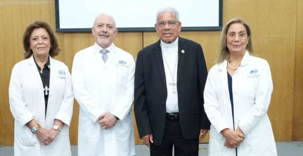 Emma Guzmán, Víctor Pou, monseñor Francisco Ozoria y Luisa González. Fuente externa