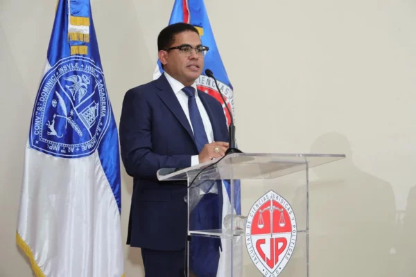 Enoe Dominguez, autor del libro Finanzas y Tributacion.