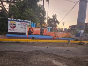 ¿Aguaje o realidad?": Autoridades adornan entrada del sector Juan Thomas y olvidan reclamos