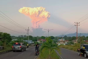 Gente mira mientras el monte Lewotobi Laki-Laki expulsa material volcánico durante una erupción en Maumere, Indonesia, el martes 17 de junio de 2025.