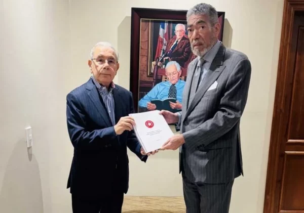 Miguel Mejía entrega propuesta de control fronterizo RD-Haití a Danilo Medina