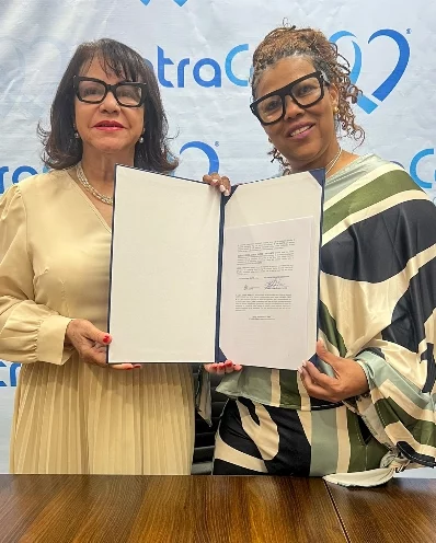 Fary de León e Ivelisse Aquino firmaron acuerdo. Fuente externa Fary de León e Ivelisse Aquino firmaron acuerdo. Fuente externa