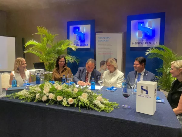 Firma de acuerdo de segunda opinión médica entre Medical Center y hospital de Filadelfia.