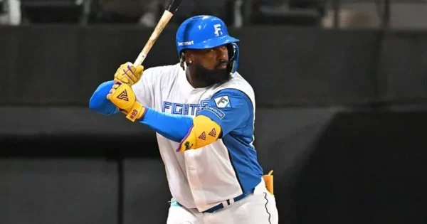 Franmil Reyes tiene varios años jugando en Asia