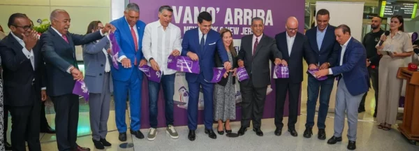 Funcionarios del Gobierno y ejecutivos de la aerolínea al dejar inauguradas las operaciones con destino a Nueva York. FE