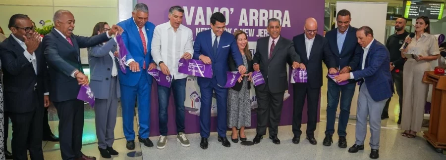 Funcionarios del Gobierno y ejecutivos de la aerolínea al dejar inauguradas las operaciones con destino a Nueva York. FE Funcionarios del Gobierno y ejecutivos de la aerolínea al dejar inauguradas las operaciones con destino a Nueva York. FE