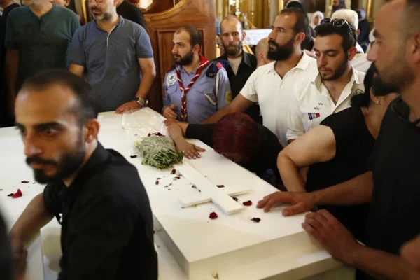 El funeral de una de las personas muertas en el atentado contra una iglesia griega ortodoxa en el sector al-Qasaa de Damasco, Siria, el 24 de junio del 2025.