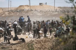 Palestinos transportan suministros de ayuda recibidos de la Fundación Humanitaria de Gaza, respaldada por EE. UU., en el centro de la Franja de Gaza, el pasado jueves
