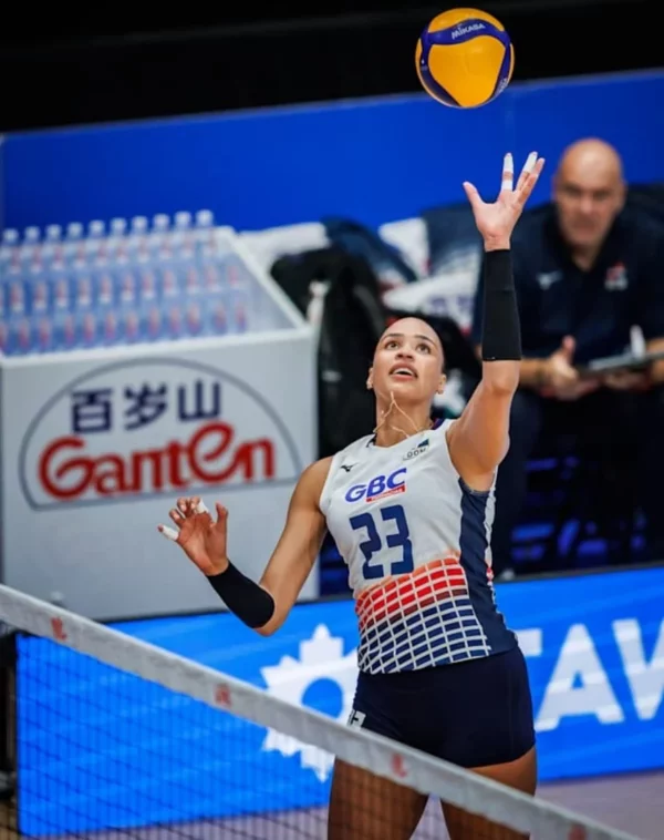 Gaila González intenta realizar un ataque durante el partido de ayer ante Serbia. Fuente externa