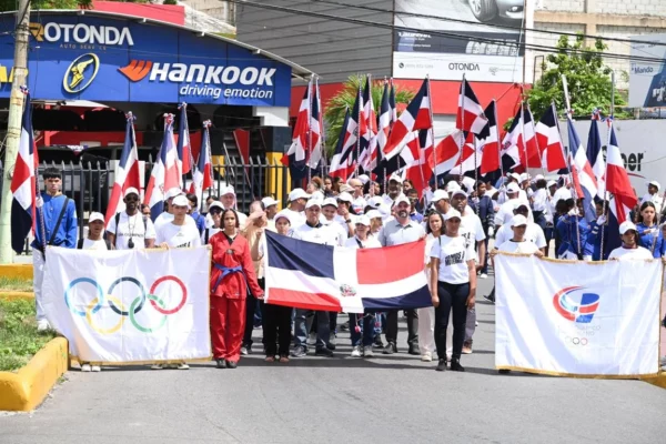 Garibaldy Bautista, el alcalde Eduardo Kery, el viceministro de Deportes Franklin De la Mota, la gobernadora Ivelisse Méndez, junto a dirigentes deportivos de La Romana.