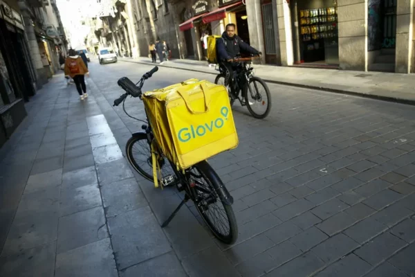 Bruselas multa a Glovo y Delivery Hero por formar un cártel en el reparto de comida