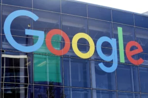 Un cartel se exhibe en un edificio de Google en su campus de Mountain View, California, el 24 de septiembre de 2019.