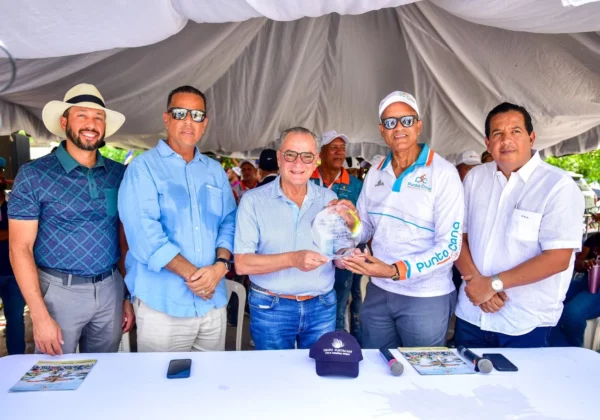 1- Frank Rainieri, a quien fue dedicado el evento Punta Cana Grand Prix recibe un reconocimiento de Mario de Jesús director general.