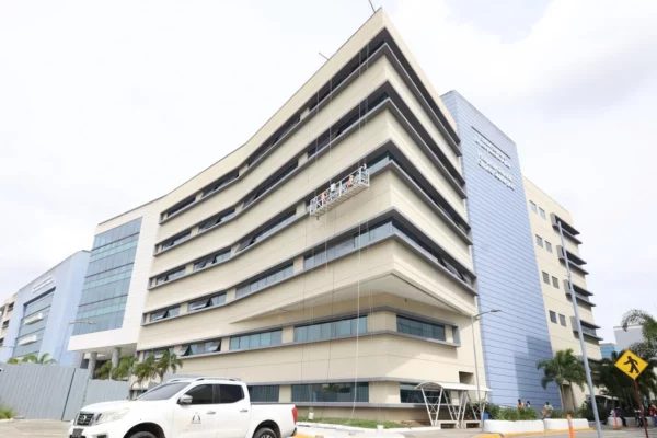 Hombres mientras trabajaban en terminaciones del Hospital Clínico Quirúrgico en junio de este año, en la Ciudad Sanitaria. Alexis Monegro.