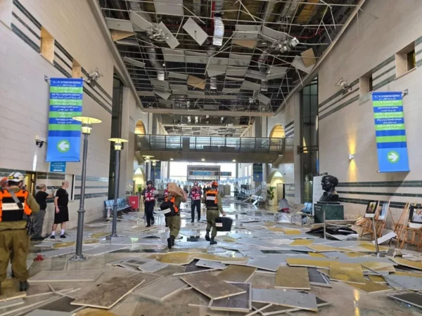 Destrozos causados en un hospital en la región de Beersheva, sur de Israel, tras sufrir este jueves el impacto de un misil iraní.