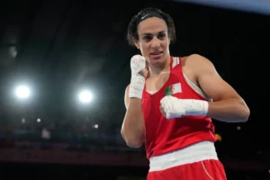 Campeona olímpica Imane Khelif recibe disculpas tras ser nombrada en política de pruebas de sexo