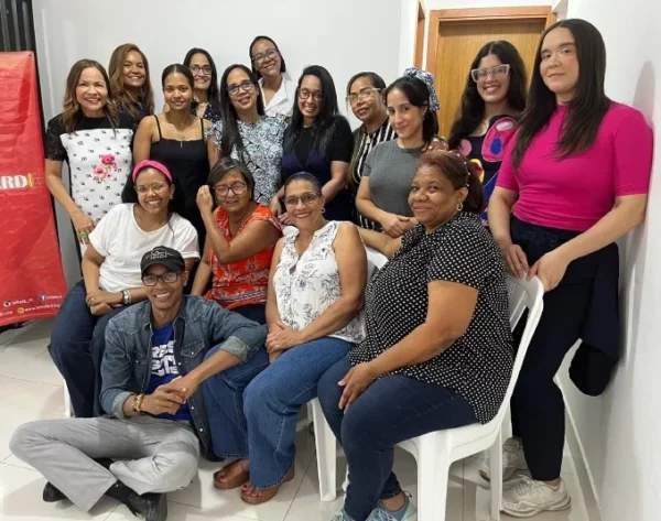 Isabel Reynoso, directora de Inmodard, junto a los estudiantes del taller. Fuente externa