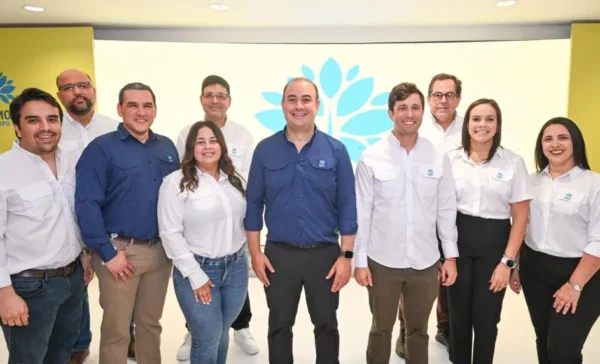 Iván Mejía junto a su grupo de directores.