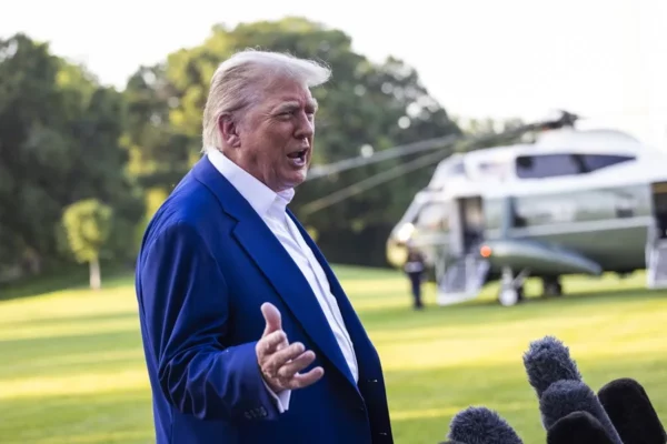 Donald Trump habla con los medios de comunicación a su salida de la Casa Blanca para asistir a la cumbre de líderes de la OTAN, en Washington, DC, Estados Unidos.