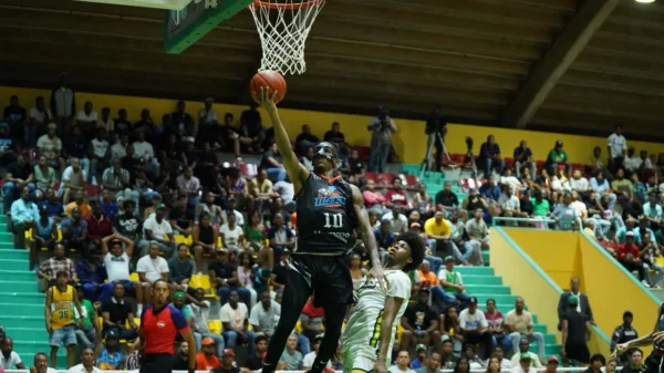 Jassel Pérez intenta completar una ofensiva