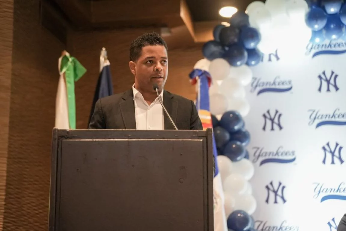 Joel Lithgow, director de la academia de New York Yankees