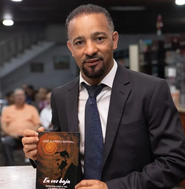 Periodista José Alfredo Espinal puso a circular su primer libro "En voz baja"