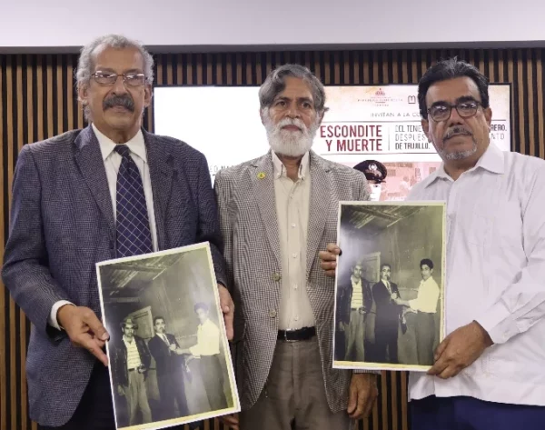 José G. Guerrero e Yván Peña (hijo de Pancho Peña), quien guardó el arma junto a su hermano Jorge, reciben la foto del arma. Fuente externa