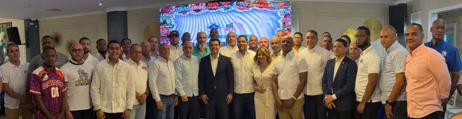 José -Maíta- Mercedes, Wellington Arnaud, director de INAPA, y Rafael Uribe, presidente de Fedombal, junto a los delegados de los equipos de las divisiones I y II. José -Maíta- Mercedes, Wellington Arnaud, director de INAPA, y Rafael Uribe, presidente de Fedombal, junto a los delegados de los equipos de las divisiones I y II.