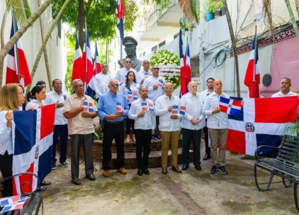 Juan Pablo Uribe junto a miembros de las fundaciones patrióticas entonan las notas del Himno Nacional. Fuente externa