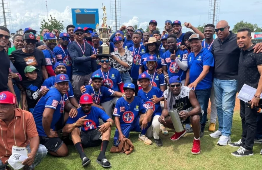 Juan Rodríguez, gerente general del equipo béisbol doble A del Ingenio Santa Fe, y la madrina Yulisbe Candelario, levantan la copa de campeón. Juan Rodríguez, gerente general del equipo béisbol doble A del Ingenio Santa Fe, y la madrina Yulisbe Candelario, levantan la copa de campeón.