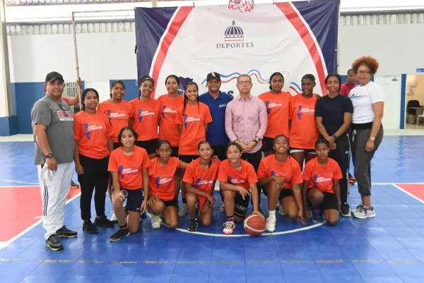El equipo de baloncesto femenino de Bahoruco con el viceministro de Deportes Kennedy Vargas.