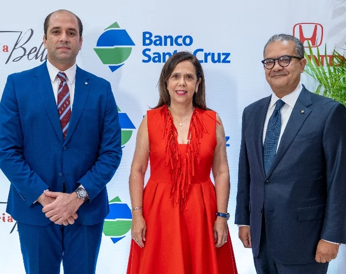 Julián Alcántara, Maribel Bellapart y Rafael Jiminián. Fuente externa Julián Alcántara, Maribel Bellapart y Rafael Jiminián. Fuente externa