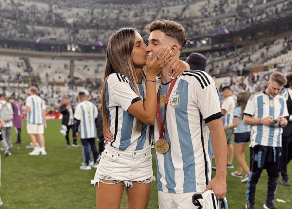 Julián Álvarez beso