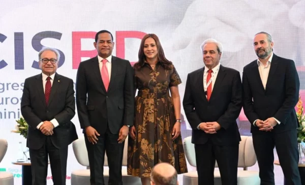 Julio César Valentín, superintendente de Seguros, junto a ejecutivos y expositores. Fuente externa