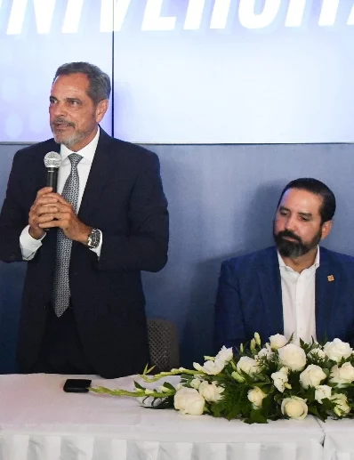 Junior Noboa da detalles del evento. Observa Luis Miñoso. Fuente externa