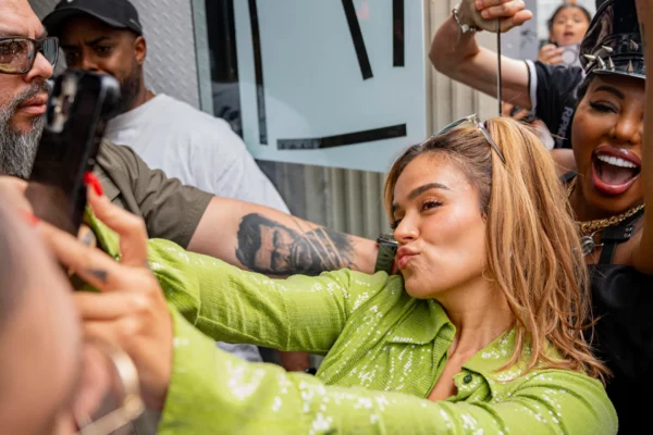 La Karol G más 'Tropicoqueta' se da un baño de multitudes en Nueva York