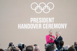 Kirsty Coventry junto a Thomas Bach