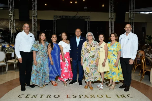 La directiva de la entidad durante el encuentro social.