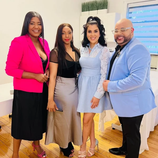 La doctora junto a personas que asistieron al encuentro de crecimiento.