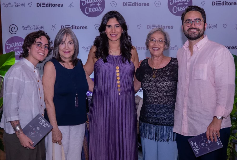 La escritora Yamile Hazim, al centro, junto a amigos y relacionados. Fuente externa La escritora Yamile Hazim, al centro, junto a amigos y relacionados. Fuente externa