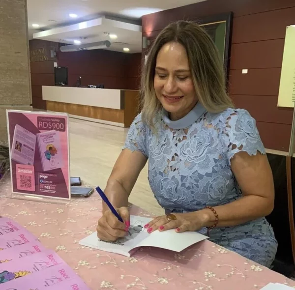 La-escritora-firma-su-libro.-1-rotated-e1748526425132