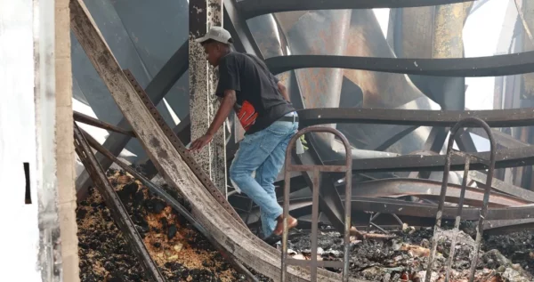 La nave F1 quedó afectada en más de un 90 por ciento, dijo administración del Merca, al señalar que siguen operando. Elieser Tapia