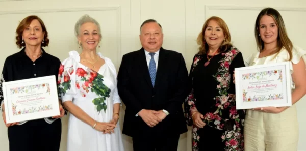 Las damas que recibieron la distinción por parte de los directivos de la Fundación Gala 23. Fuente externa